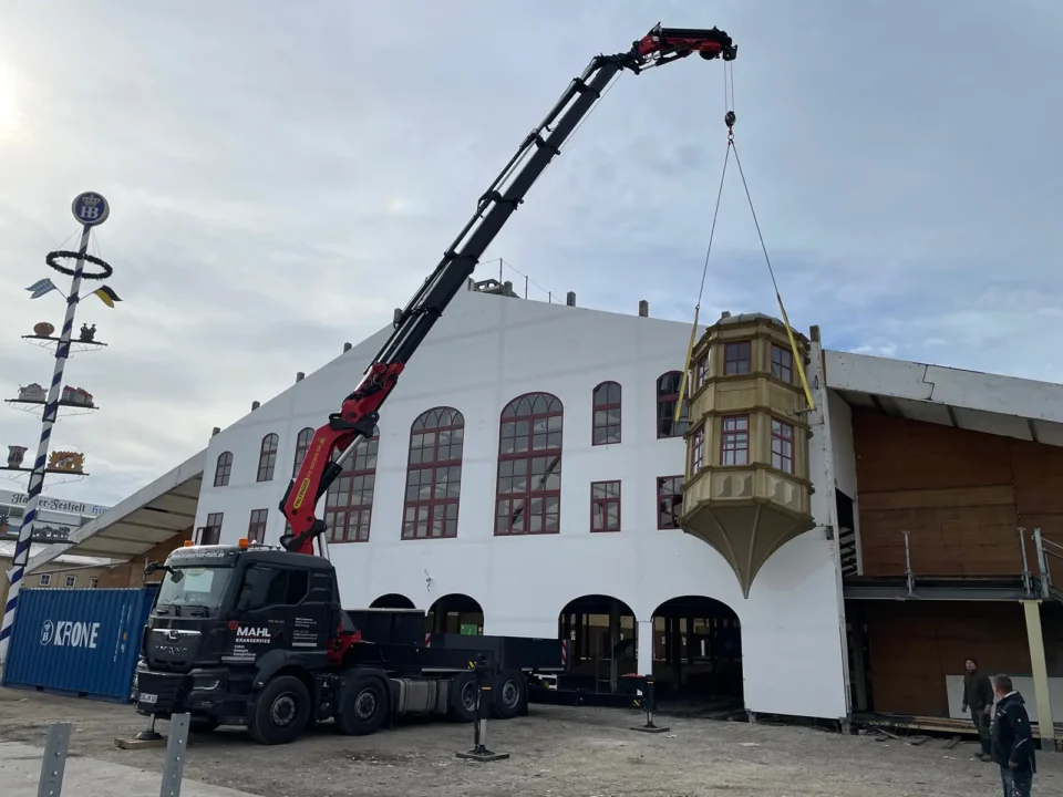 Ladekran beim Eventaufbau